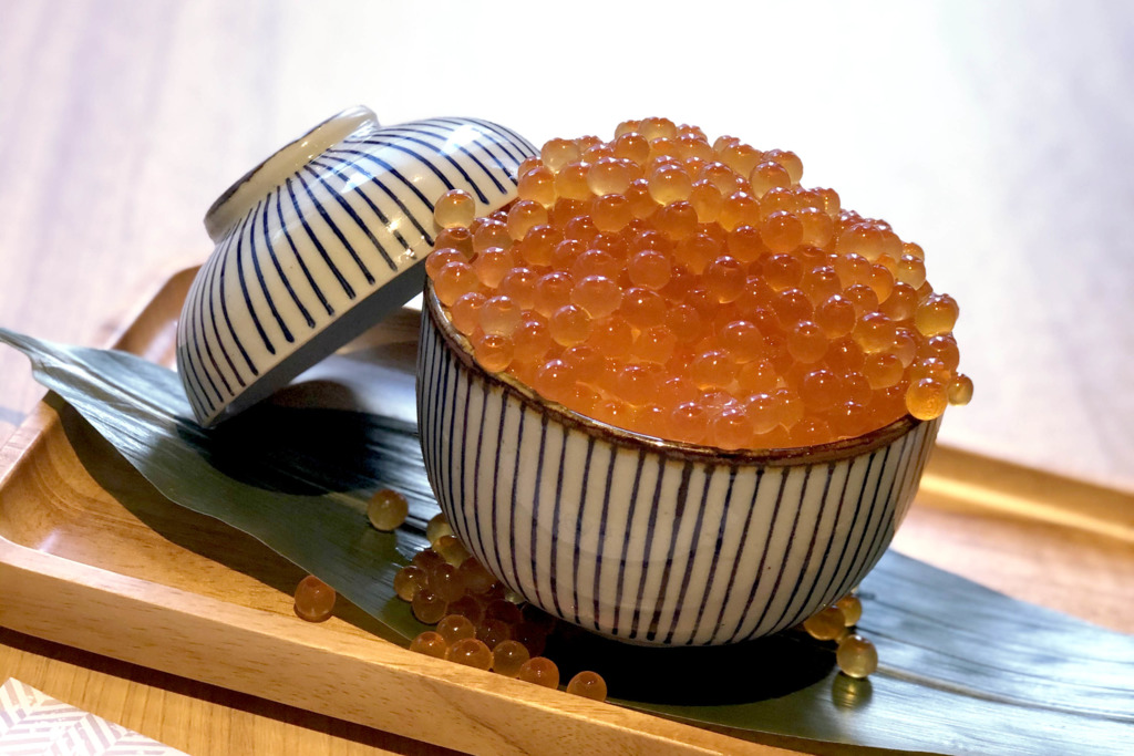 推广期7折！日本餐厅「丸十」推出期间限定新品　超足料三文鱼籽爆丼饭