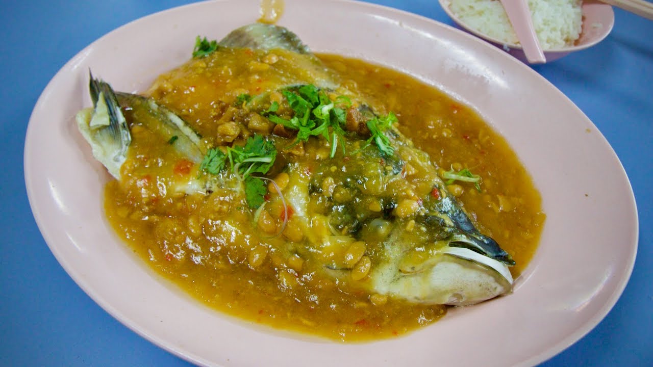 This stall invented STEAMED FISH HEAD IN HOT SAUCE! (and how my wife EATS a fish head)