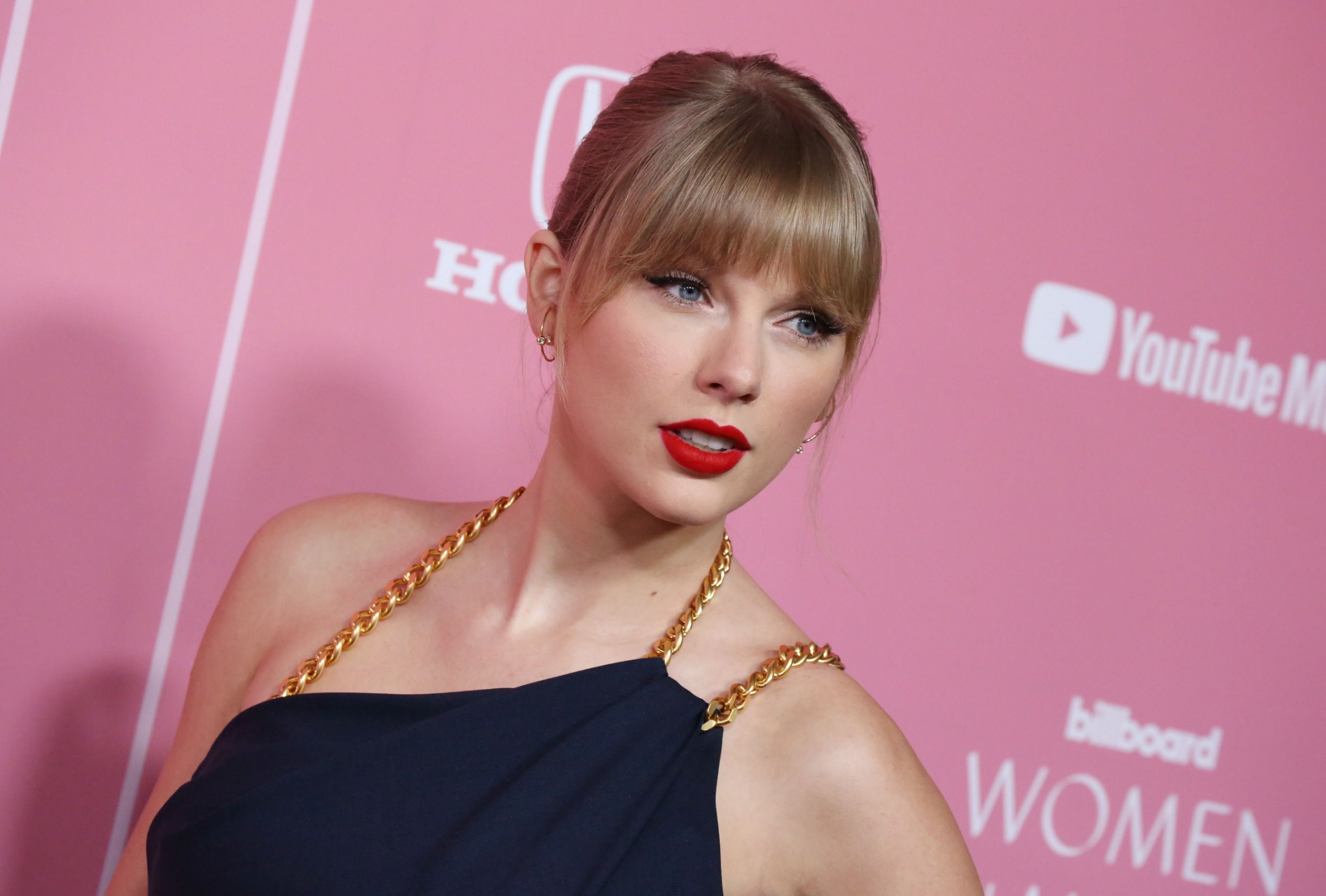 Taylor Swift donates $13,000 each to two mums struggling financially during pandemic