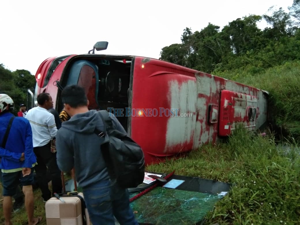Express bus crashes near Sibu, 13 passengers escape with minor injuries