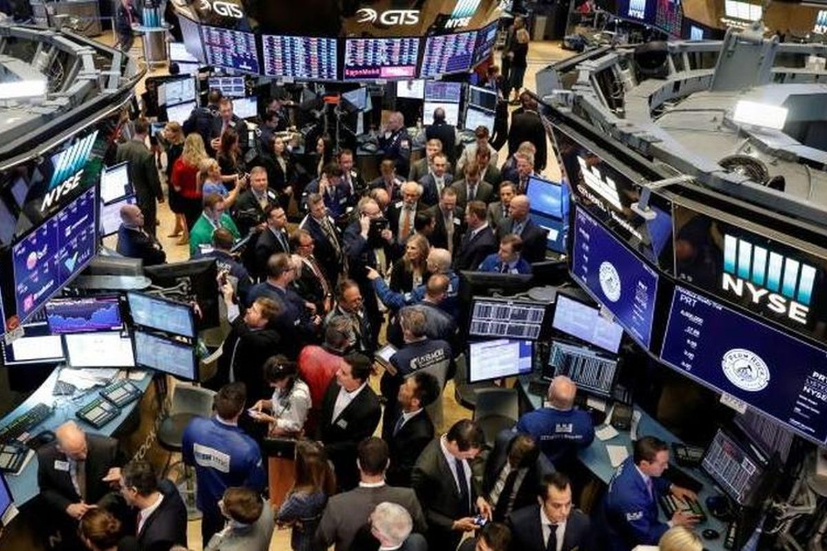 S&P 500, Nasdaq fall as yields spike