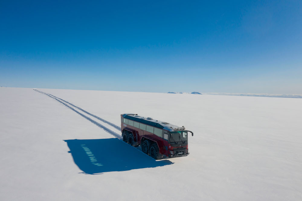 Giant metallic ‘steed’ traverses Iceland’s threatened glacier