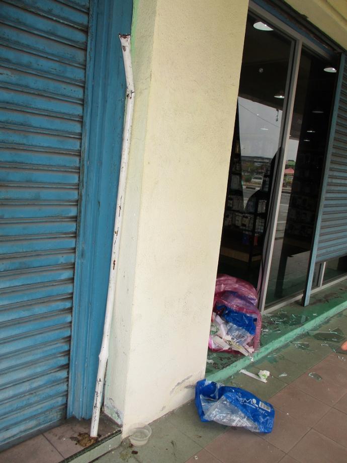 撬开卷门砸玻璃爆窃 手机店损失6千元财物