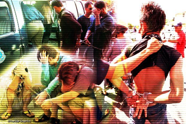 Duo caught using food delivery bag to transport ketum water at police roadblock