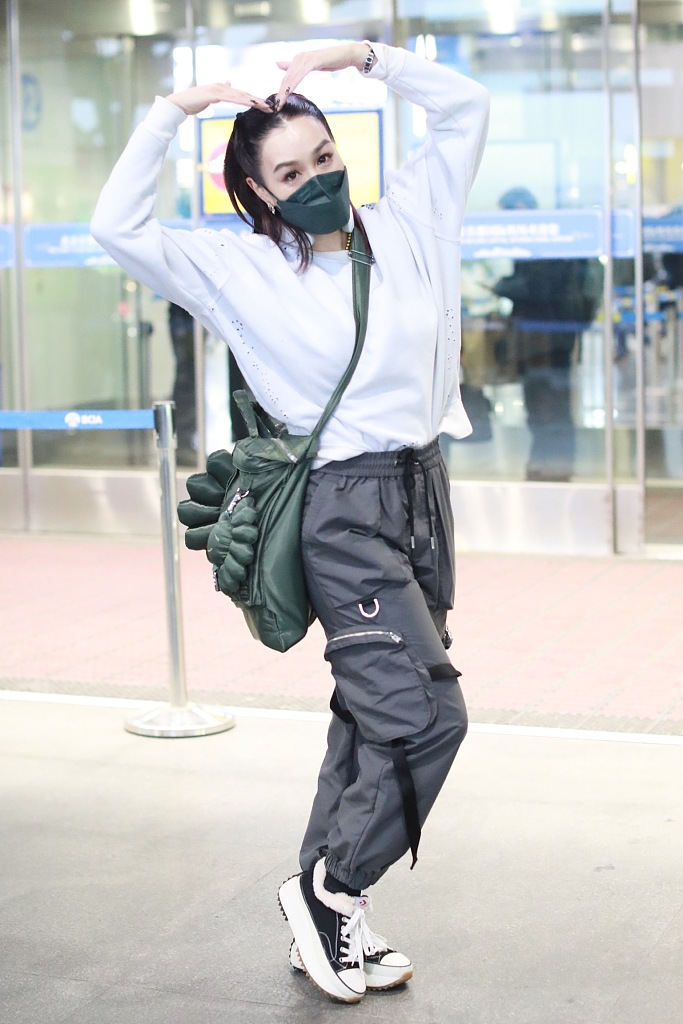 钟丽缇获俩女儿接机嬉戏打闹 严子晴身高快超老妈