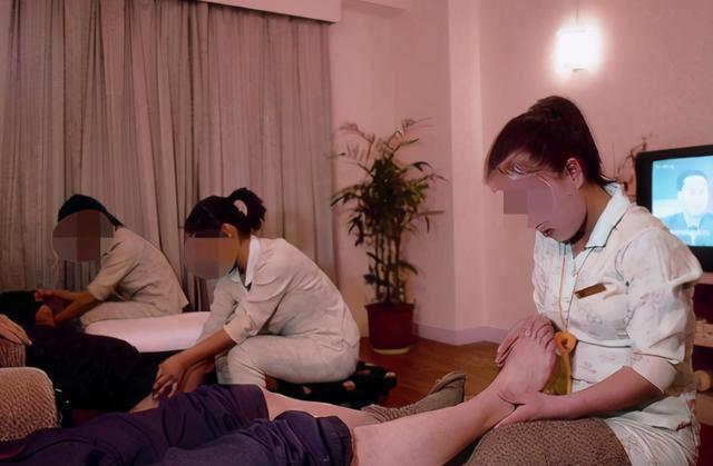 湖南一六旬老汉在女技师怀中猝死，家属大闹按摩院