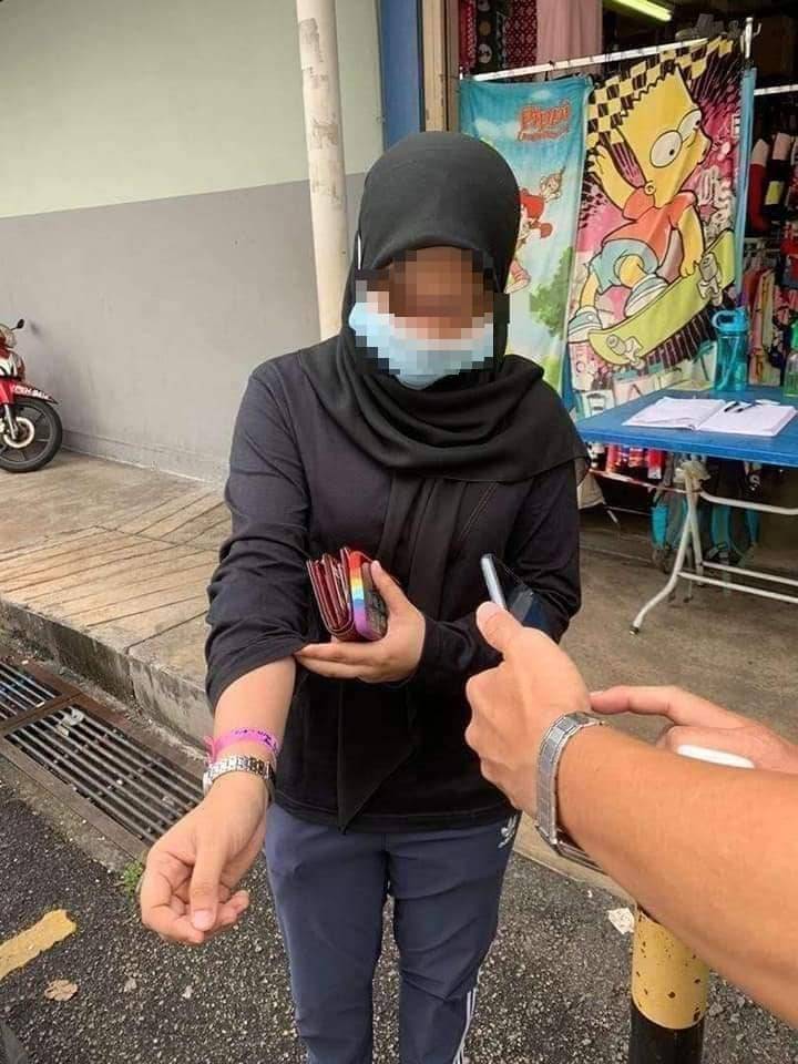 又有人公然违反隔离SOP！女子戴着粉色隔离手环企图进入市场！
