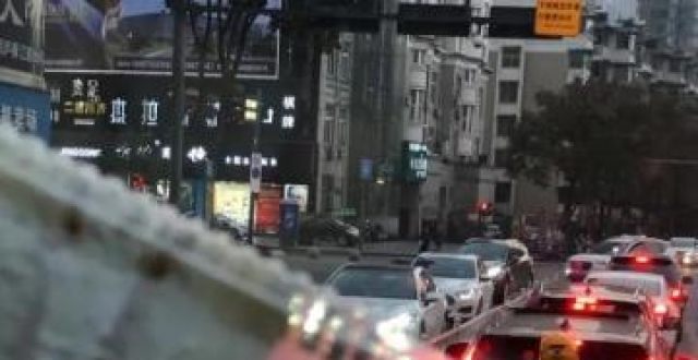 等红绿灯时，外卖小哥突然向消防车递来一盒蛋糕