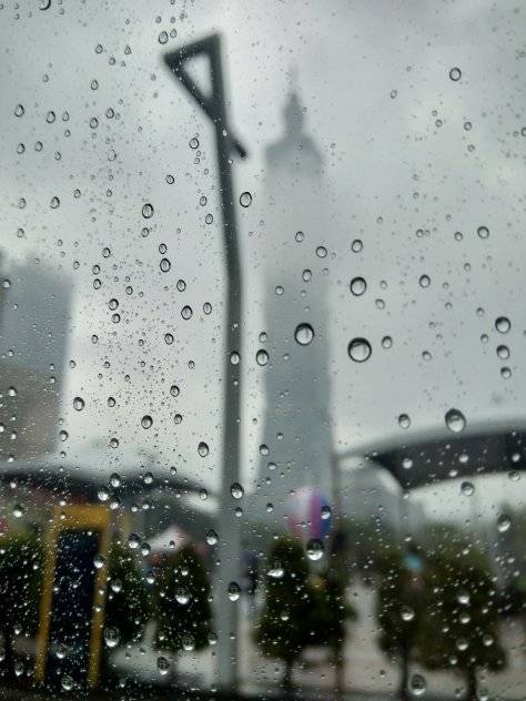下雨打雷尽量避免做这件事！印尼15岁少年不幸丢了性命！