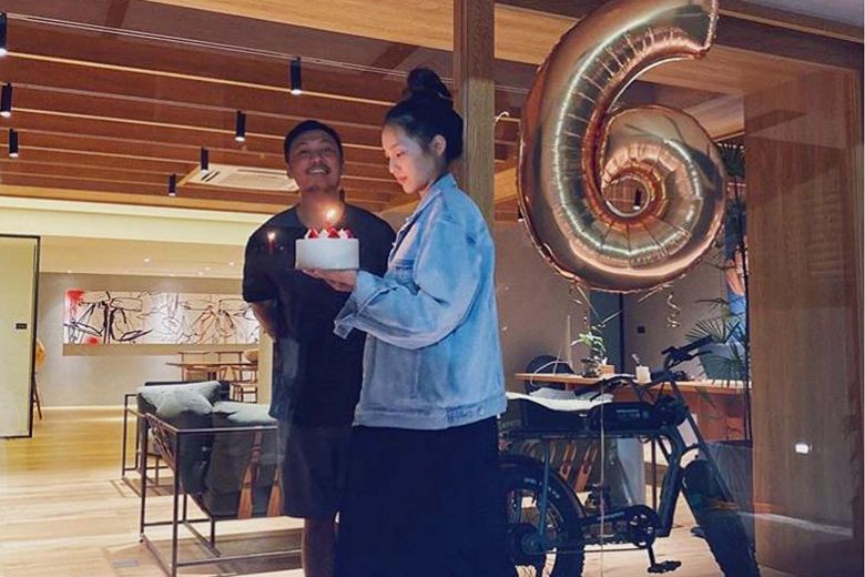 Hong Kong actor Shawn Yue celebrates his birthday with his wife through a glass wall