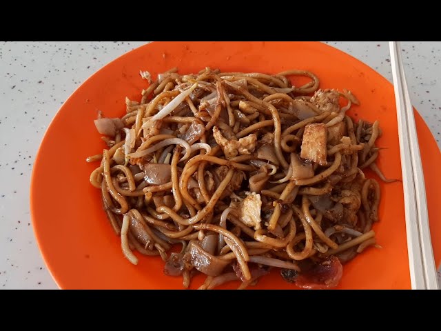 Tiong Bahru Food Centre. Tiong Bahru Fried Kway Teow. A Good Plate of Fried Noodles.