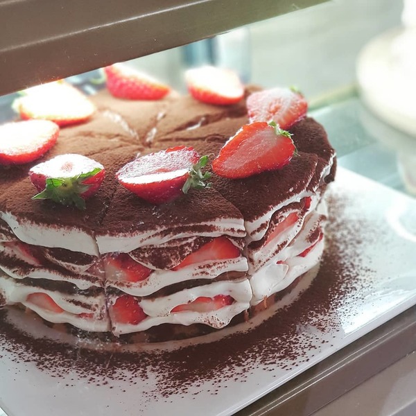 韩国超足料时令水果甜品咖啡店　热卖士多啤梨千层蛋糕／Tiramisu／海绵蛋糕