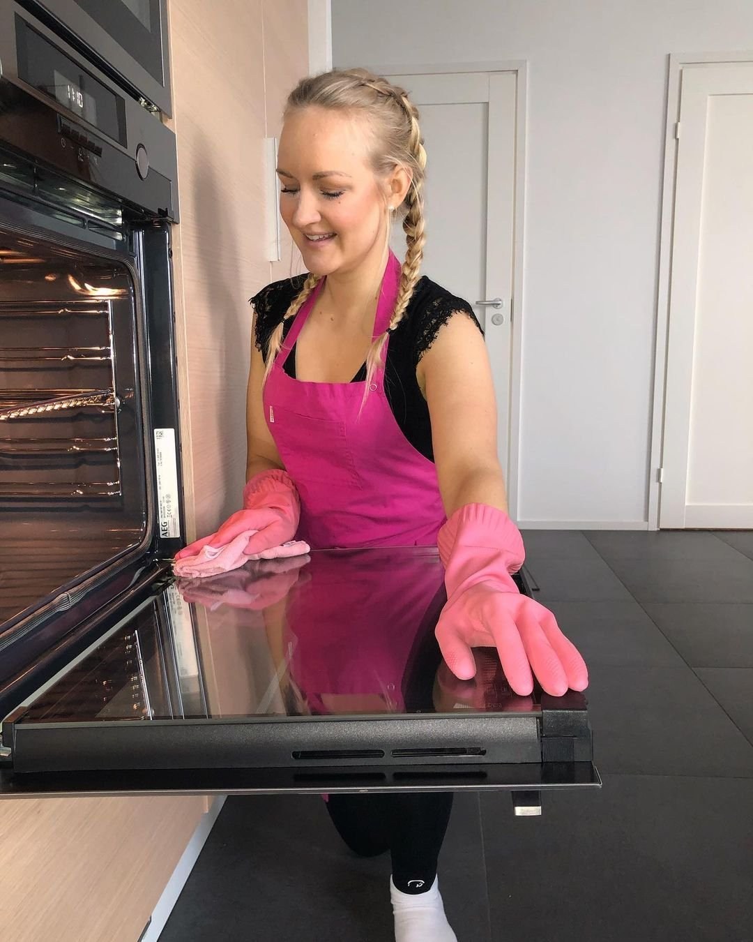 Woman transforms people’s dirty homes for free including ex-boyfriend’s and Tinder date’s place