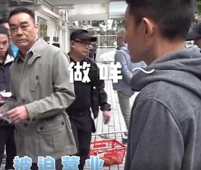 刘德华片场整蛊刘青云，用手当武器抵住对方脖子，行为幼稚似小孩