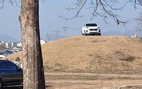 韩国有人把SUV开上王室古墓坟头 民众炸锅