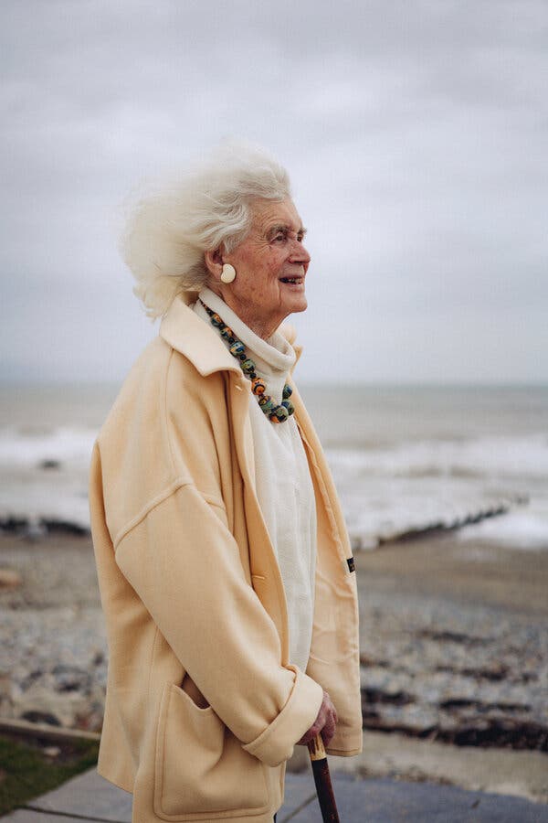 Jan Morris, a Distinctive Guide Who Took Readers Around the World