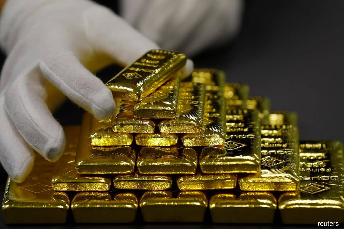 Gold eases off seven-week high as US bond yields rise