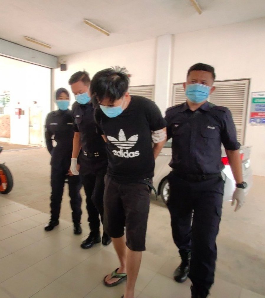 【玩手机引口角弑父】被告称是自卫杀人