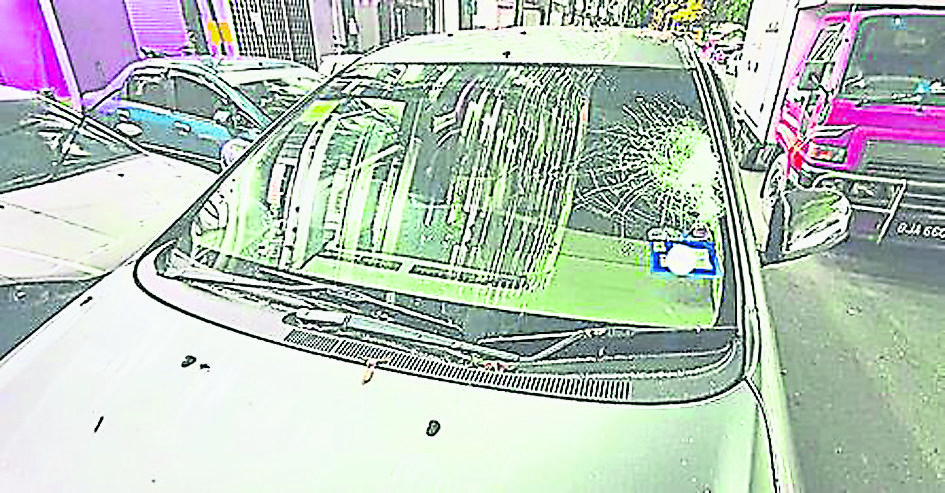 组屋高楼抛风扇 砸破车镜 车主怒骂