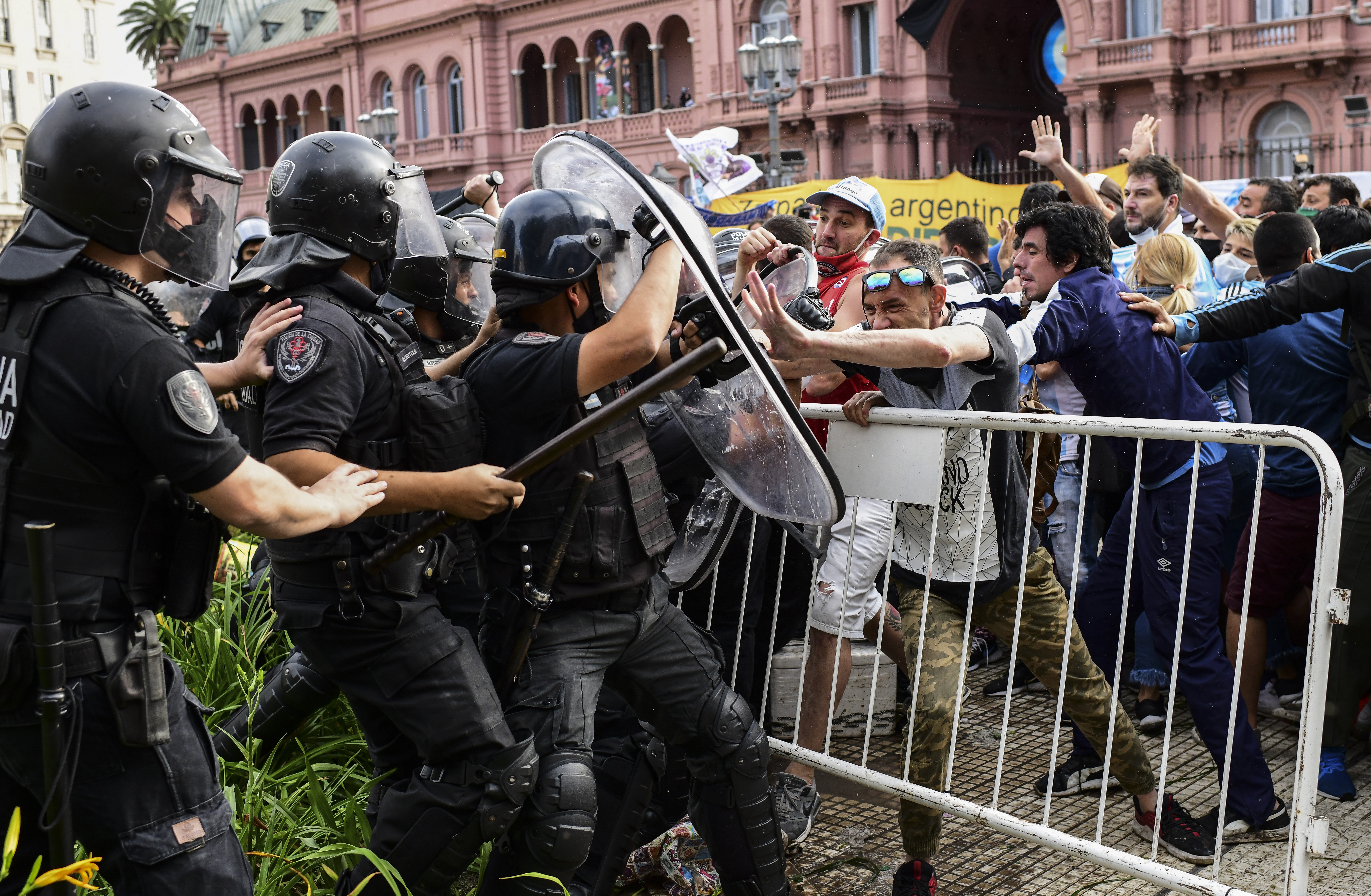 【马拉多纳过世】阿根廷民众瞻仰灵柩 与警方爆发冲突