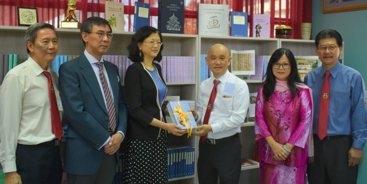 张贵娟：中国使馆支持汶莱华教造福学子令人钦式