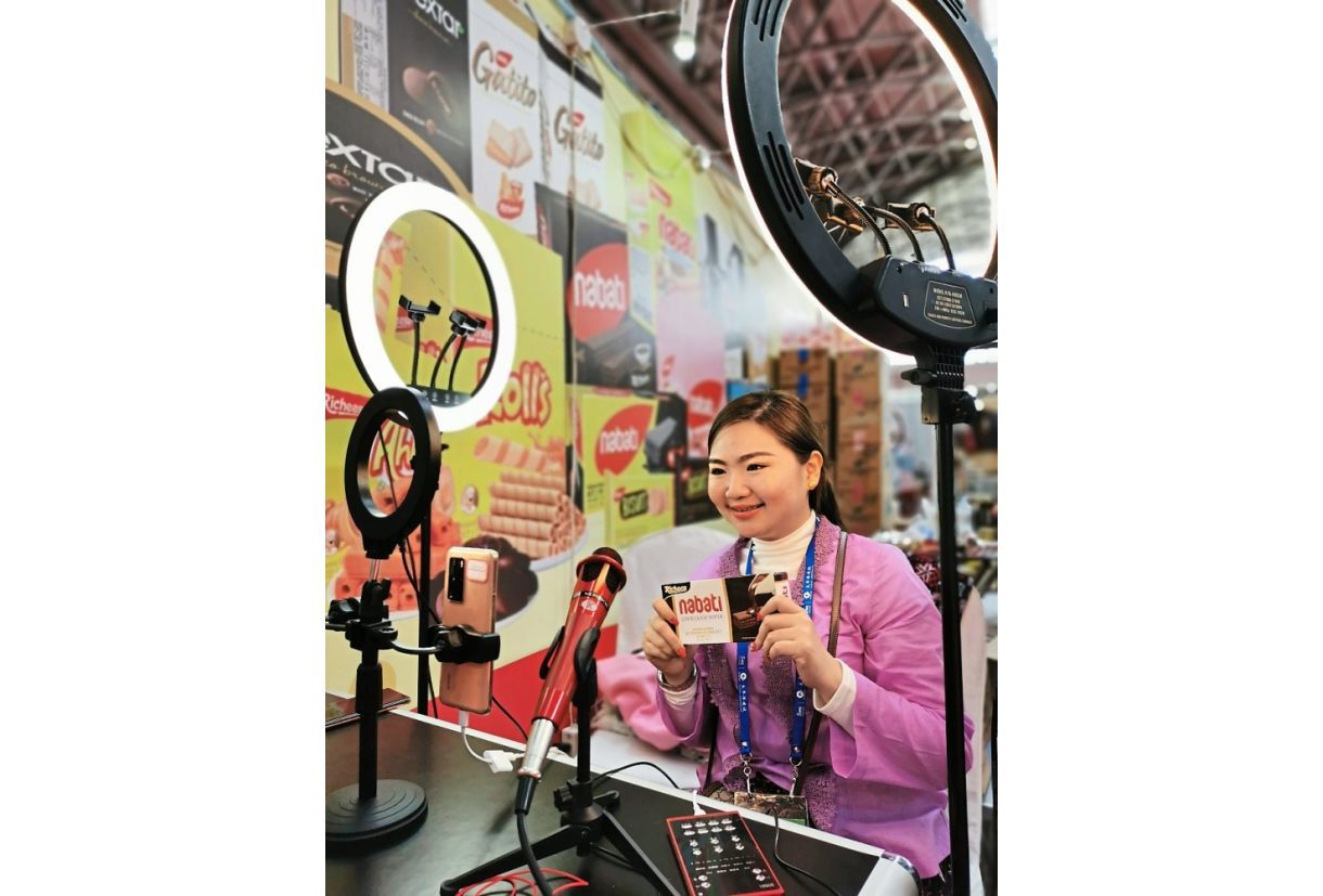 Malaysian influencer draws in the crowd at China expo