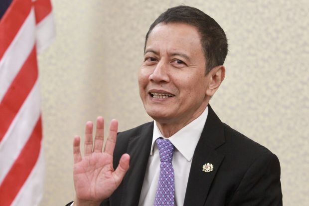 Speaker says did not see middle finger gesture due to eye problem