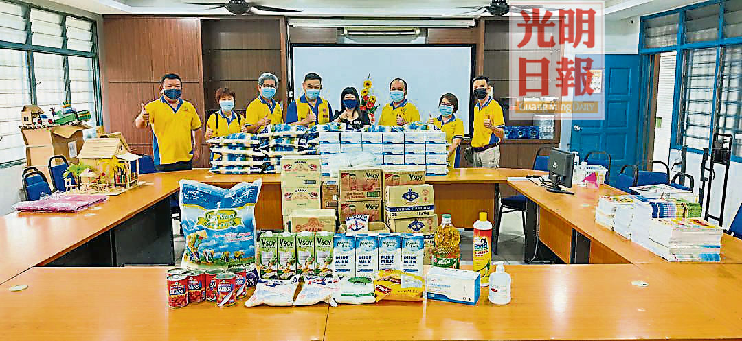 中华公学校友会峇眼狮子会 日用品赠75贫寒生