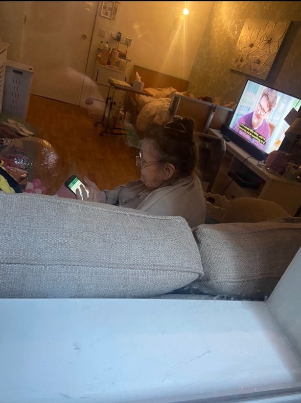 Daughter refuses to allow mum to sit alone in care home at Christmas despite Covid risk