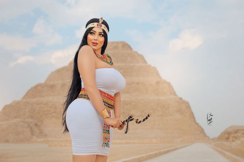 Egyptian model, photographer detained over ‘offensive’ photoshoot at ancient Pyramid (VIDEO)