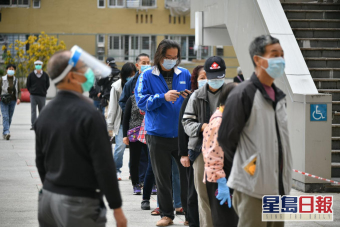 葵盛西邨首宗确诊后已要求派樽被拒 区议员斥当局「叹慢板」