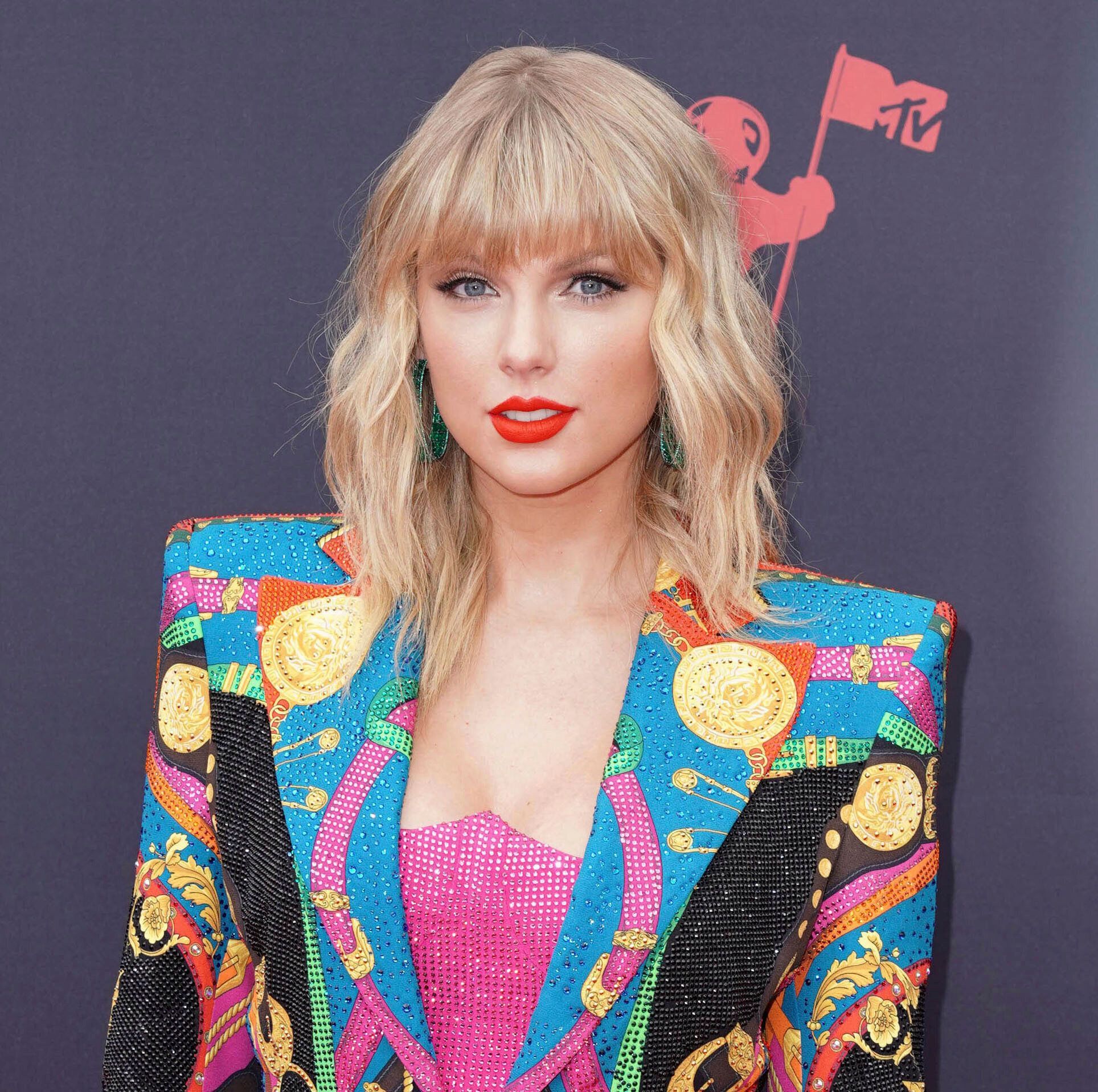 Taylor swift calls out people ignoring coronavirus safety rules