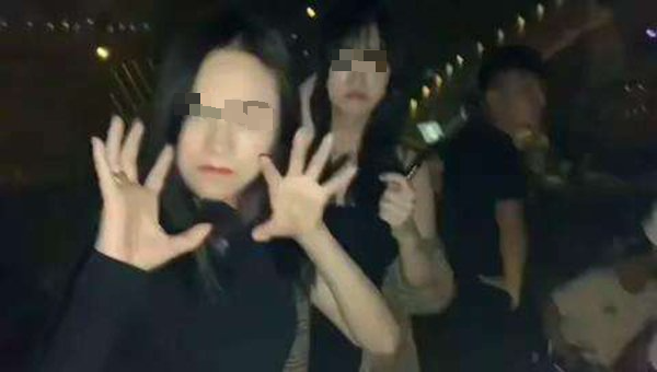 确诊前连赴5酒吧 少女遭围剿急道歉