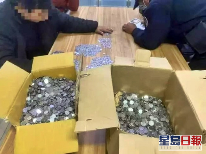 打伤同事后不甘赔医药费 杭州男兑换2万枚硬币报復反被要求清点