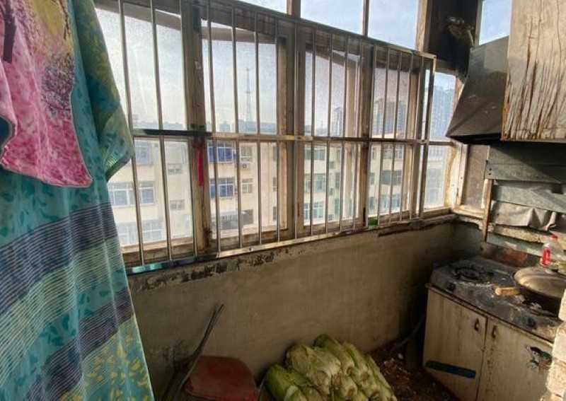 Baby in China who fell from 5th floor finally gets treated after dad refused treatment twice