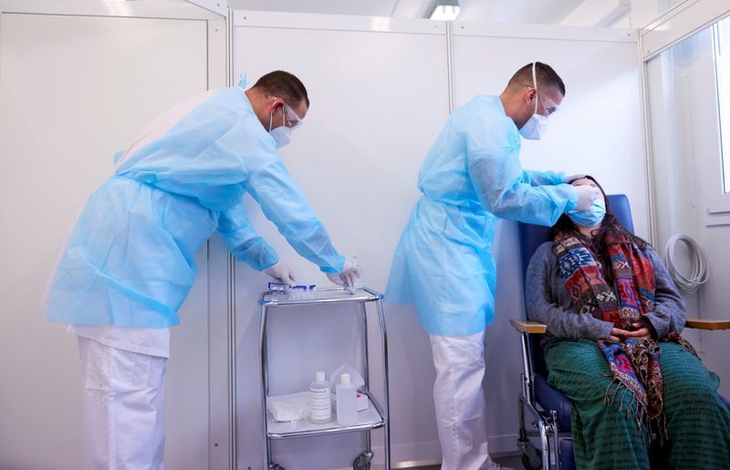 Swiss hospitals implore health minister to tighten coronavirus restrictions