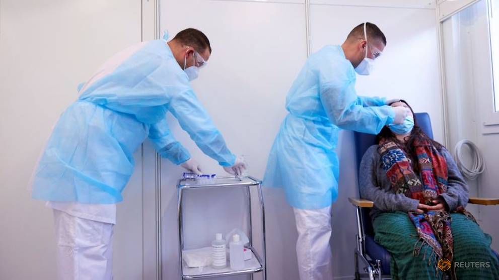 Swiss hospitals implore health minister to tighten COVID-19 restrictions