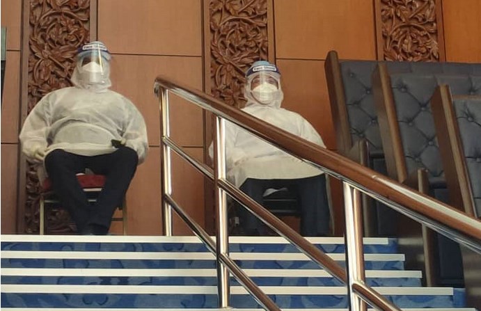 卫长等3议员身穿防护衣 参与直辖部拨款记名投票