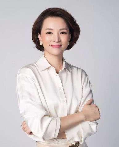 主持董卿旧照曝光！漂亮小脸酷似女星郭羡妮，勇跨学历成央视一姐