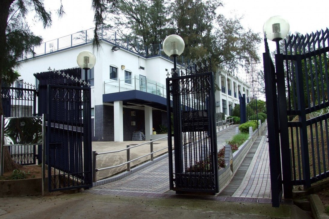 Off-duty policeman believed to have committed suicide by shooting himself in the head at Hong Kong police station