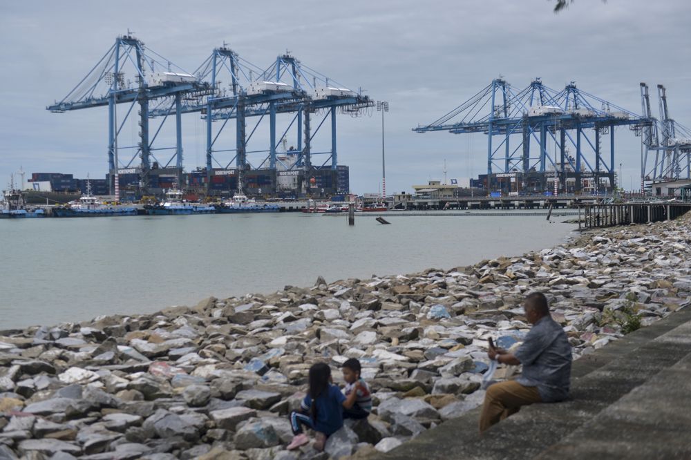 Authorities to work 24 hours for two weeks to clear backlog in Port Klang