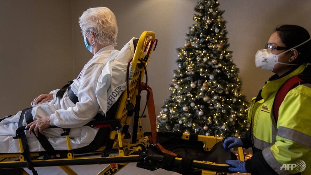 US sets 24-hour records with more than 3,700 COVID-19 deaths and 250,000 new cases