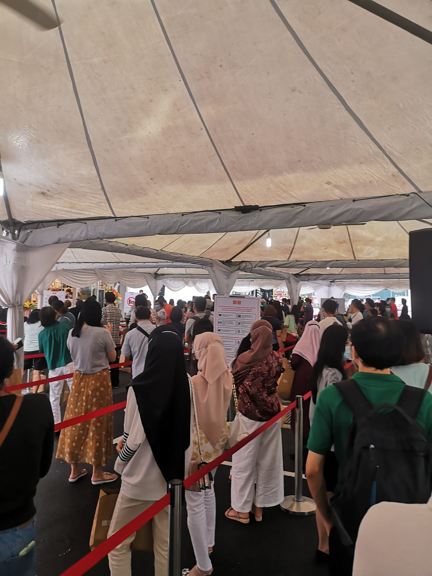 Many Flocked To Uniqlo Damansara’s Road Side Store Opening, And Netizens Are Scared