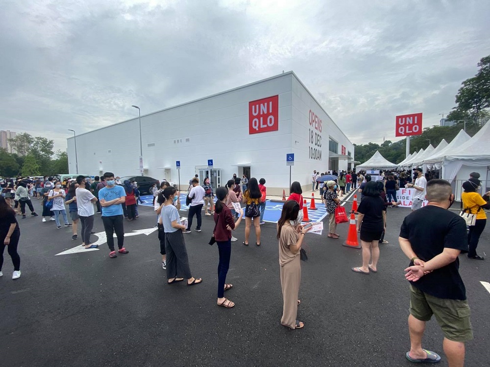 Massive crowd spotted at the opening of Malaysia’s first Uniqlo roadside store in Bandar Sri Damansara (VIDEO)