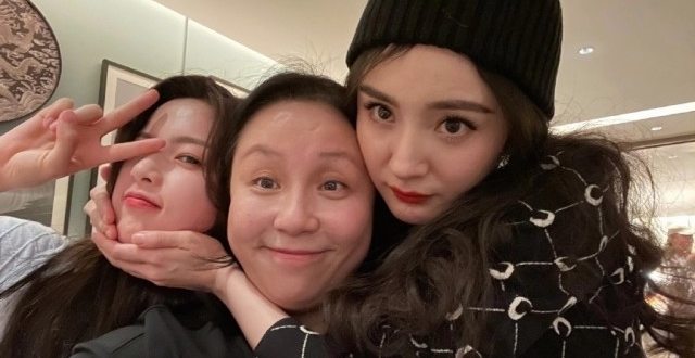 杨幂和杨超越龙丹妮合影，招牌式“狐狸围脖”环抱左右，成全场气氛组担当