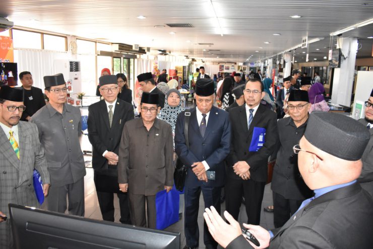 国会议员向邮政局总部展开工作访问