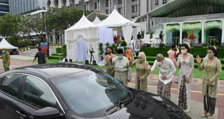 10k Guests Attend Ku Nan S Son S Drive Thru Wedding Reception In Front Of The Palace Of Justice Nestia