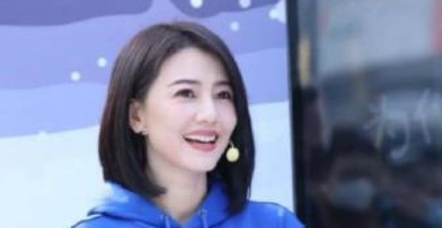 高圆圆晒与赵又廷“同框照”为老公宣传新片，配文巧妙又甜蜜