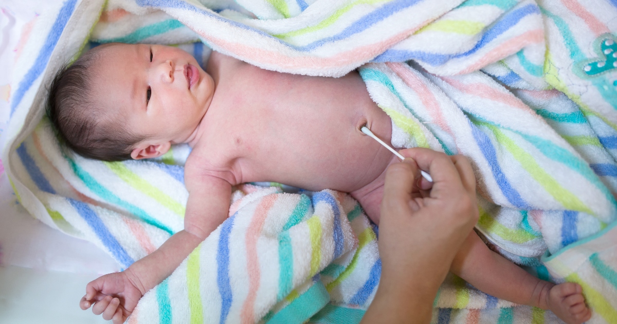 The New Parent’s Guide To Caring For Your Baby’s Belly Button (& Stump!)