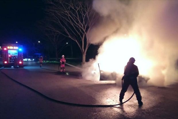 Four escape unscathed as car catches fire in Sibu